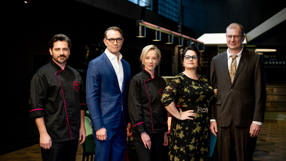 Manželstvo na obrúsku, rozvod na tanieri – tvorcovia komédie Keď sa zhasne s Tomášom Maštalírom a Petrou Polnišovou predstavujú trailer