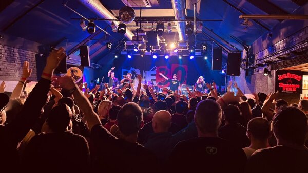 Vypredané sály od Plzne po Brno. INEKAFE sa vracia domov