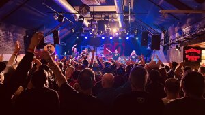 Vypredané sály od Plzne po Brno. INEKAFE sa vracia domov