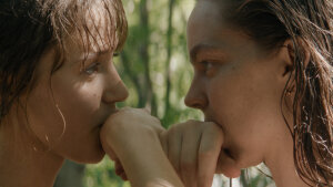 Nápaditý a provokatívny debut mladej slovinskej režisérky  Čo ti je, dievča?, prichádza do kín