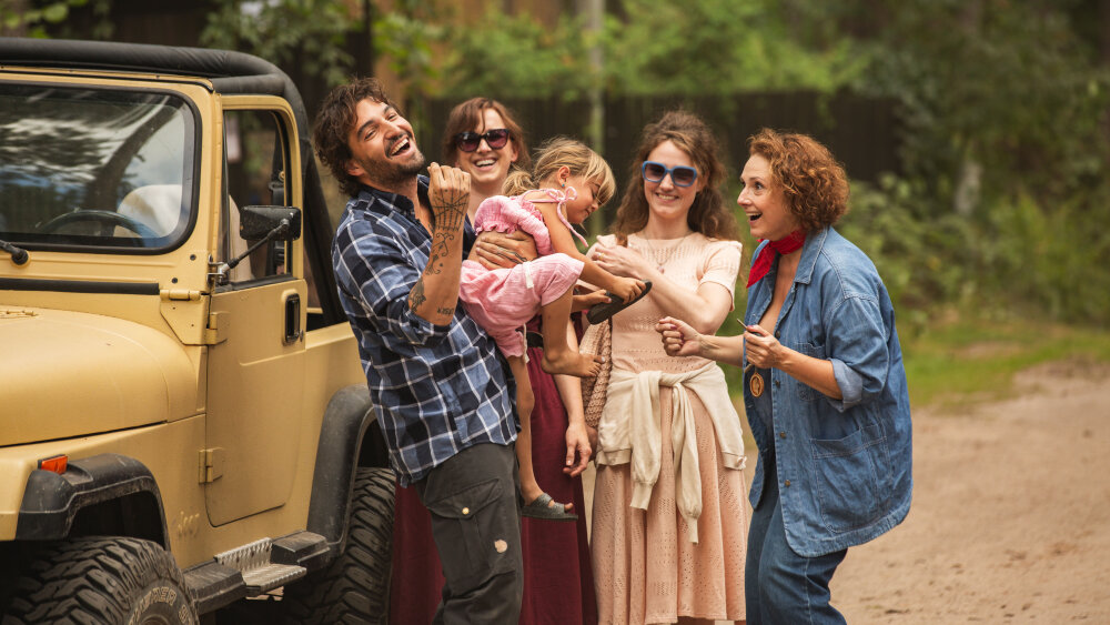 Bára Poláková predstavuje úvodnú pieseň KLÍČE k rodinnej komédii Nečakané leto