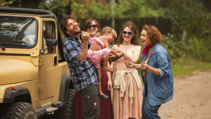 Bára Poláková predstavuje úvodnú pieseň KLÍČE k rodinnej komédii Nečakané leto