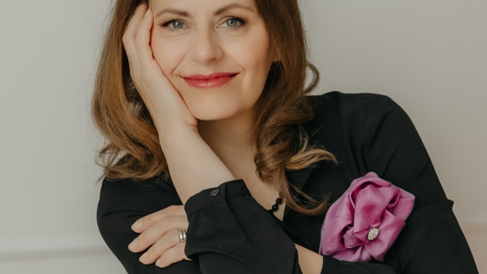 Lucia Bujnová prináša zimný valčík „Niekedy“. V novom videoklipe oživuje spomienky z rodinných archívov.