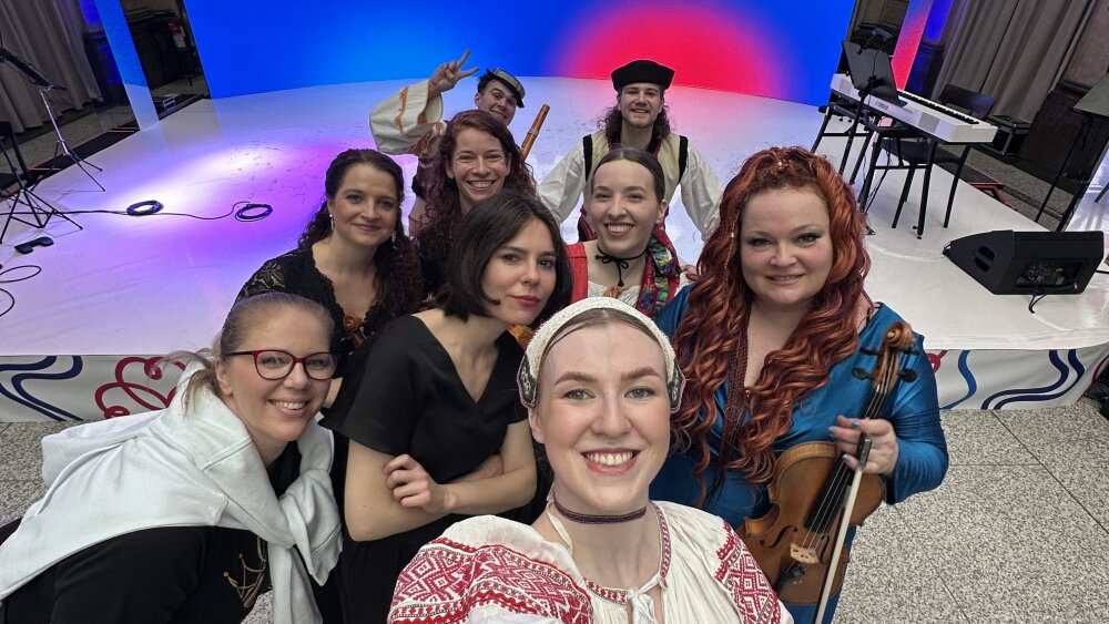 The Ladies Ensemble pod vedením huslistky Anežky Kara otváralo Slovenský olympijský dom v Miláne a následne absolvovalo turné s Mariánom Čekovským