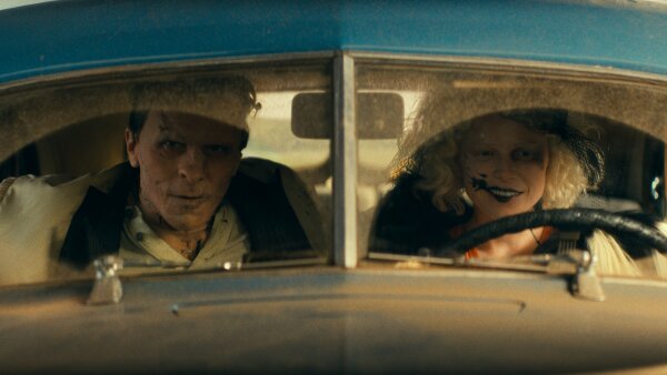 Pravidlá sú na to, aby sa porušovali. Do kín práve vtrhla Franken-punková romanca Nevesta!