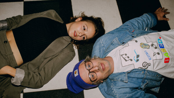 Bratislava a Praha zažijú poctu Dežovi Ursinymu v podaní jeho syna a Niny Kohout