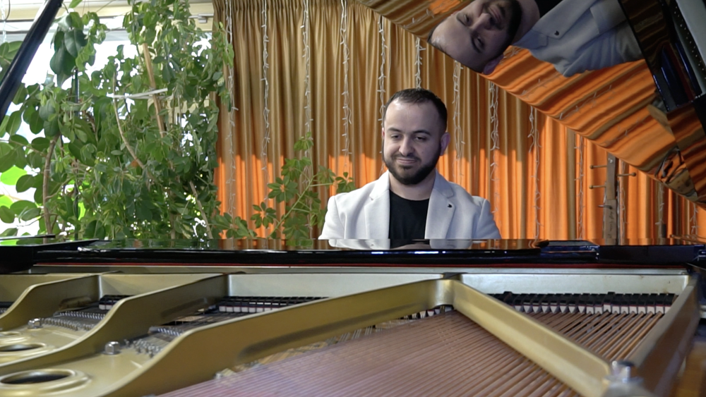 Slovenský pianista Ladislav Medvec predstavuje autorskú klavírnu skladbu „Okamih šťastia“