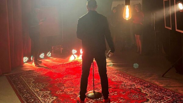 The Crownies pália podlahu singlom Burning Floor s hercami Divadla Na TrakOch