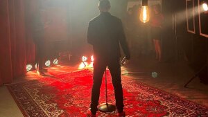 The Crownies pália podlahu singlom Burning Floor s hercami Divadla Na TrakOch