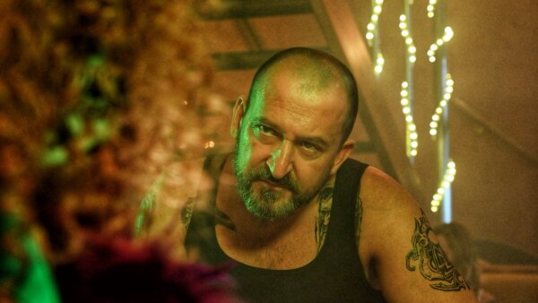 Hovoria mi Lars: Do kín prichádza kriminálka z Prahy plná cynizmu a drsného humoru