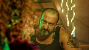 Hovoria mi Lars: Do kín prichádza kriminálka z Prahy plná cynizmu a drsného humoru