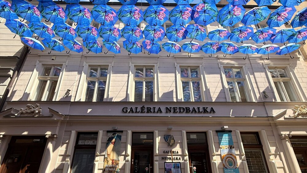 Dáždniky už po 9. krát skrášľujú Nedbalovu ulicu.