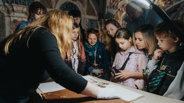 O vode na hrade počas Noci múzeí a galérií. Večerné prednášky a výstava na hrade Červený Kameň