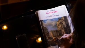 Láska. Vášeň. Lesk spoločnosti… a ticho prichádzajúceho konca