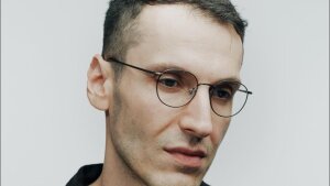 Na slovenský knižný trh prichádza oceňovaný román Krava rodí v noci