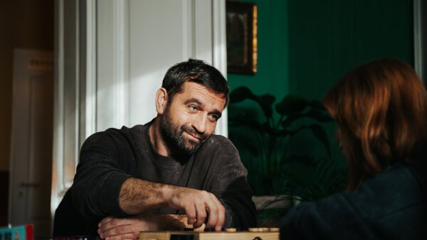 Film Bojovník mieri do Varov! Herci si pri nakrúcaní siahli na dno, teraz zažiaria na červenom koberci