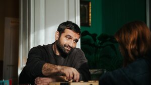 Film Bojovník mieri do Varov! Herci si pri nakrúcaní siahli na dno, teraz zažiaria na červenom koberci