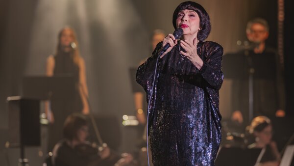 Mireille Mathieu sa vracia do Bratislavy. Francúzska ikona oslávi svoje jubileum koncertom na Slovensku!