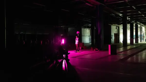 Keď sa divák stáva interpretom. Every Second of Downtime skúma hranice divadla v čase algoritmov