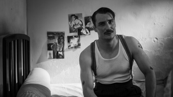Enfant terrible francúzskeho filmu François Ozon prichádza s adaptáciou Camusovho CUDZINCA