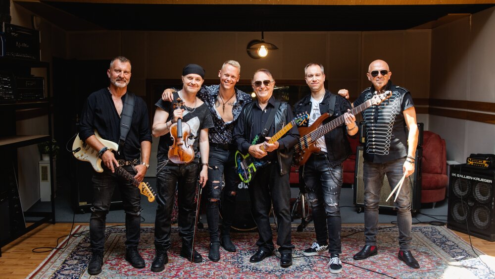 Milan Devinne, Pavel Šporcl, Petr Janda a Mike Moran predstavujú nový singel s videoklipom