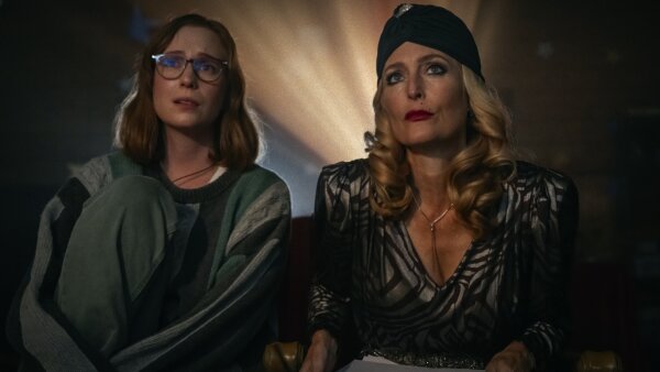 Sex a smrť v kempe Miasma prichádza do slovenských kín. Gillian Anderson vstupuje do queer meta-slashera z Cannes