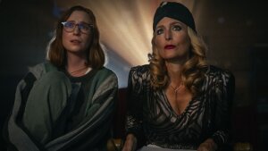 Sex a smrť v kempe Miasma prichádza do slovenských kín. Gillian Anderson vstupuje do queer meta-slashera z Cannes