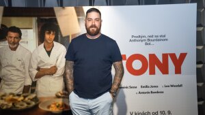 Príbeh slávneho Anthonyho Bourdaina mieri do kín: Slávnostná premiéra filmu TONY prilákala známych kuchárov!