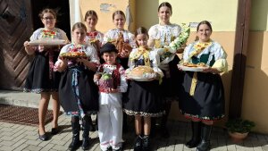 Boleráz oslávi hody v krojoch, s ľudovou hudbou a s tradičnou pleteničkou
