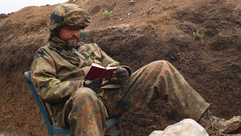 Oceňovaný dokument Zomrieť a žiť ide do kín s diskusiami a zbierkou pre zranených vojakov