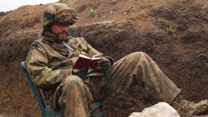 Oceňovaný dokument Zomrieť a žiť ide do kín s diskusiami a zbierkou pre zranených vojakov