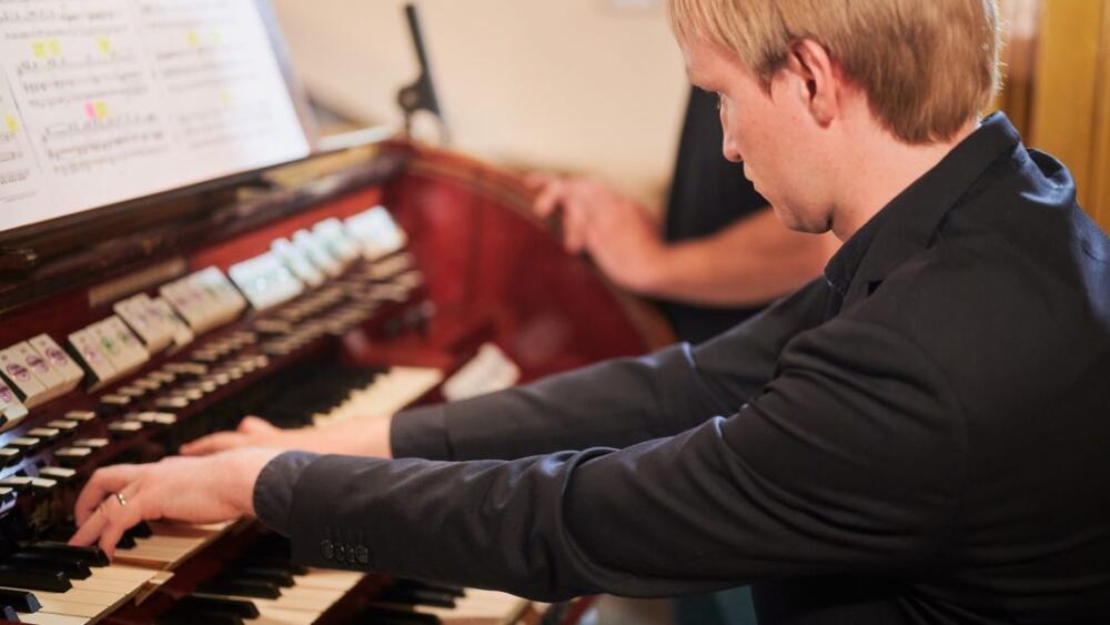 MOFIS 2025: Štefan Iľaš otvorí festival fúziou starého a nového sveta