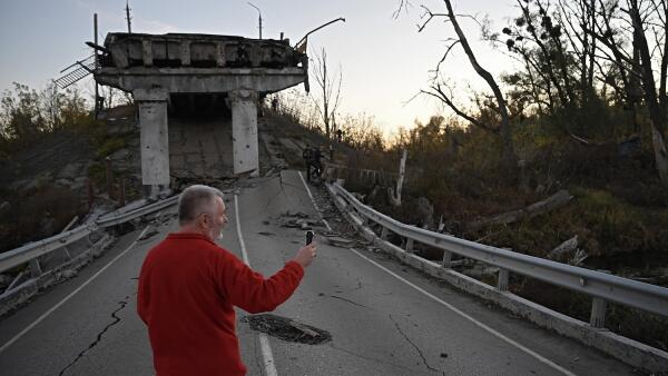 Dokumentárna snímka Veľký vlastenecký výlet berie priaznivcov Putina do centra vojnového konfliktu