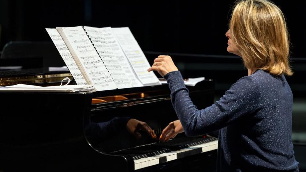 Úder päsťou do klávesov: zbytočné dramatické gesto alebo nevyhnutnosť?