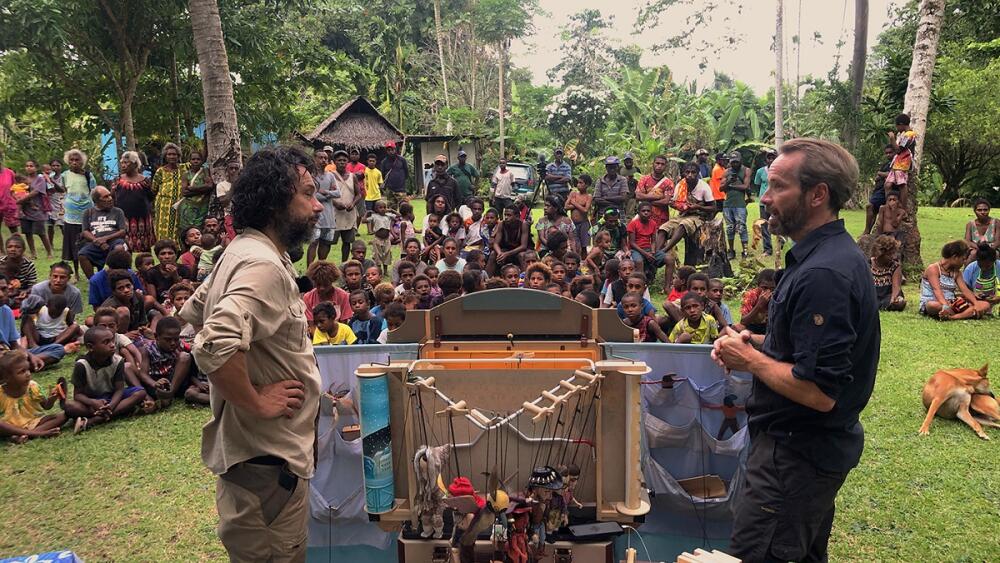 Vandráci na ostrove ľudožrútov zahrali bábkové divadlo a nakrútili o tom dobrodružný dokument