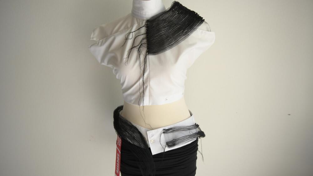 Výstava outfitov mladých návrhárov zo second-hand oblečenia