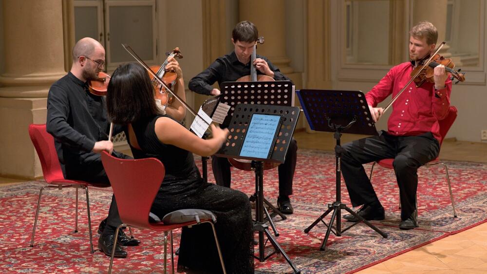 Renomované komorné teleso V4 String Quartet uvádza kvartetá Ľudovíta Rajtera