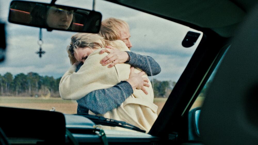 Film Perla predstavuje príbeh emigrantky, ktorá sa vracia do normalizačného Československa