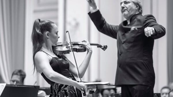 Daniel Raiskin stvárnil Mahlerovu víziu posmrtného pokoja s otázkami