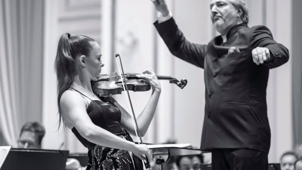 Daniel Raiskin stvárnil Mahlerovu víziu posmrtného pokoja s otázkami