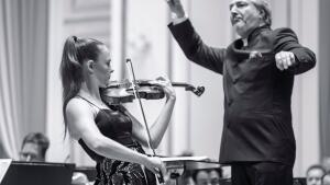 Daniel Raiskin stvárnil Mahlerovu víziu posmrtného pokoja s otázkami