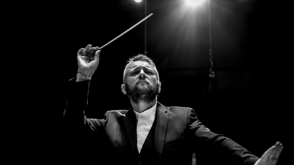 Kirill Karabits: Brahms nám pripomína krásu a pocit večnosti, Adams strach a neistotu