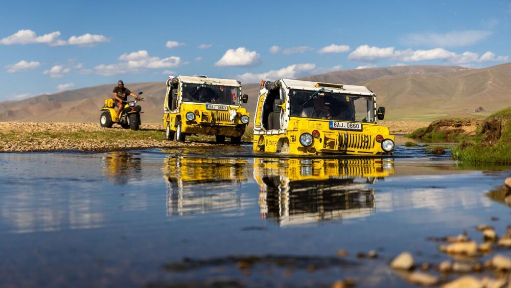 Dan Přibáň sa vracia na palube obojživelného auta. Žltá žaba sa vypravila do Mongolska