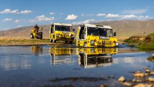 Dan Přibáň sa vracia na palube obojživelného auta. Žltá žaba sa vypravila do Mongolska