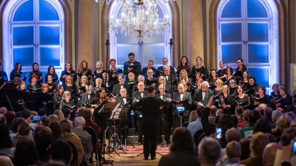 Trudný clivý, ale i jazzovo uvoľnený a zábavný zborový trojlístok