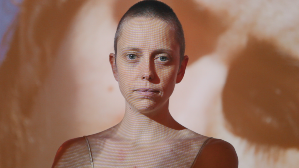 Cestu fotografky Marie Tomanovej k úspechu zachytáva dokumentárny film SVET MEDZI NAMI