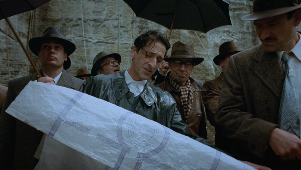 Brutalista ašpiruje na mimoriadne ocenenia a ponúkol životnú rolu Adrienovi Brodymu: Práve prišiel do kín