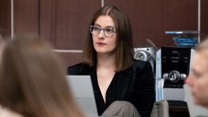 DAB: Hra o svete, z ktorého sa vytratí vzájomné pochopenie a ľudskosť