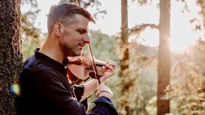 Album Shine Jamesa Evansa je svetlom, ktoré dnes potrebujeme