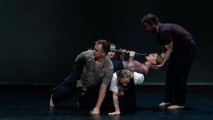 Divadlo Aréna prináša inscenáciu súčasného tanca WALKING SONGS